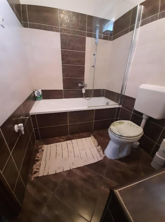 Akacvirag Airport Vendeghaz Apartment Debrecen Bagian luar foto