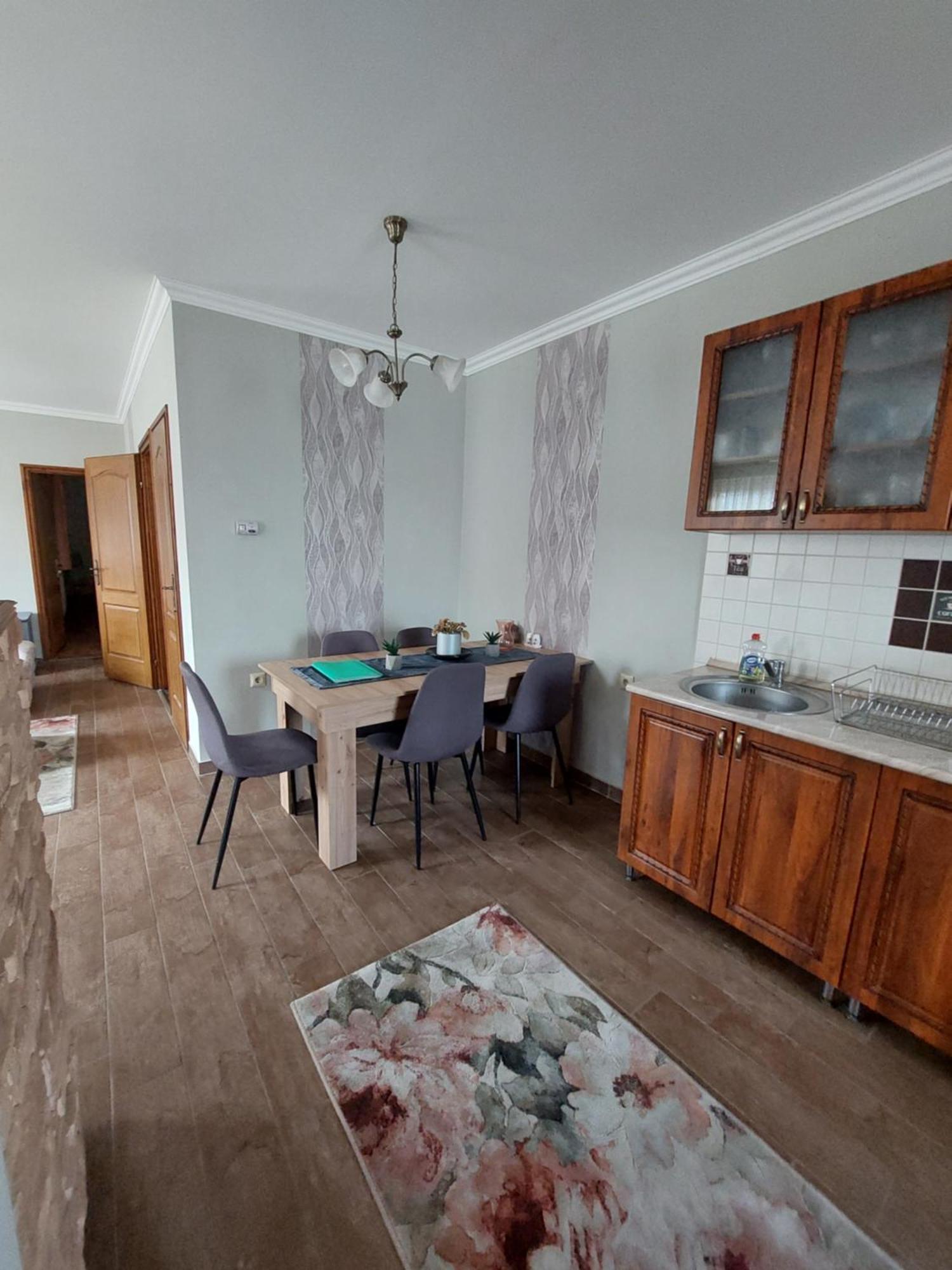 Akacvirag Airport Vendeghaz Apartment Debrecen Bagian luar foto