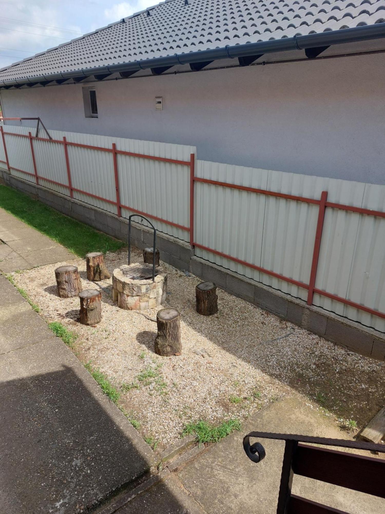 Akacvirag Airport Vendeghaz Apartment Debrecen Bagian luar foto